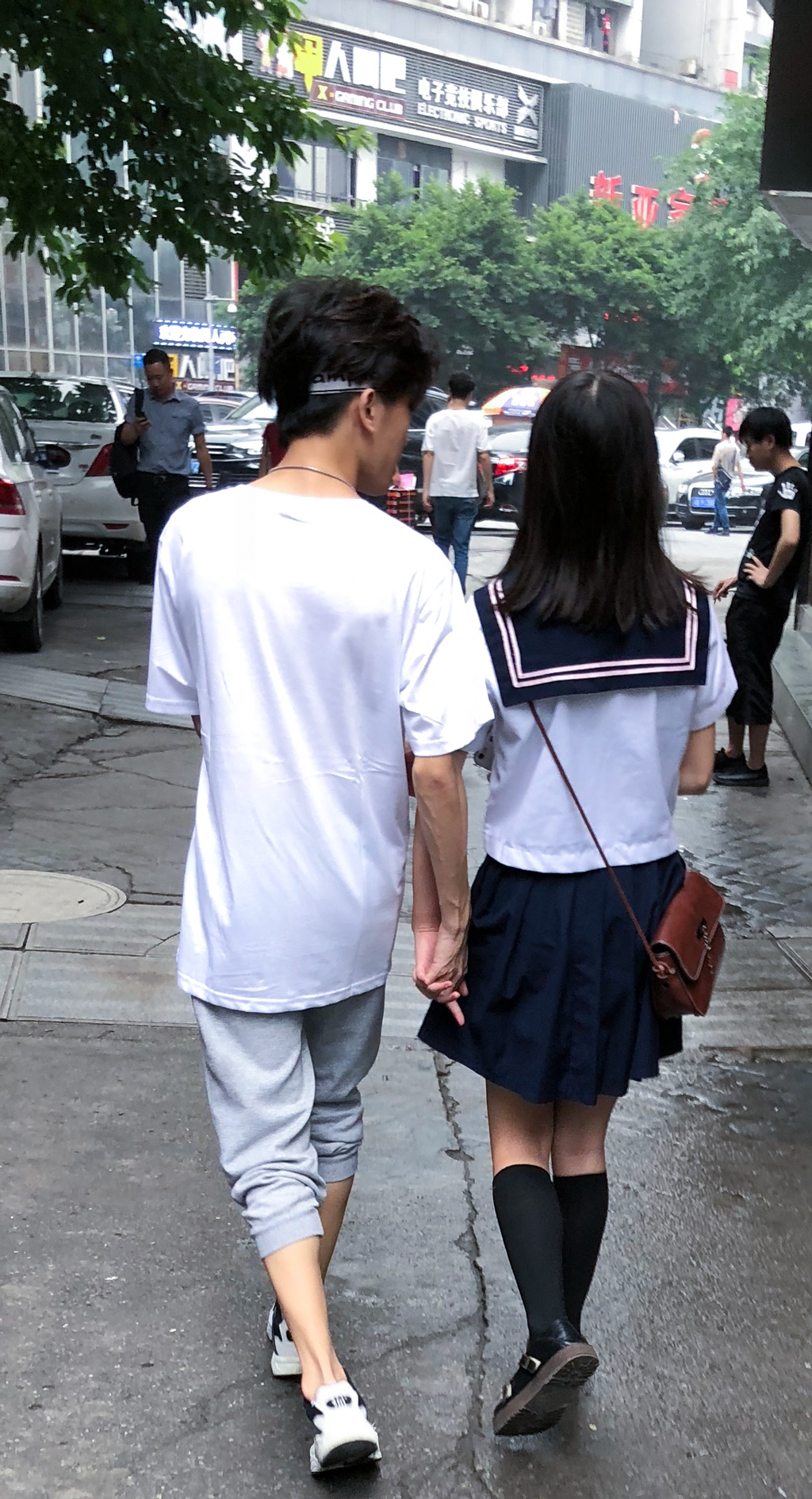 随手拍:某日午饭间偶遇的情侣~