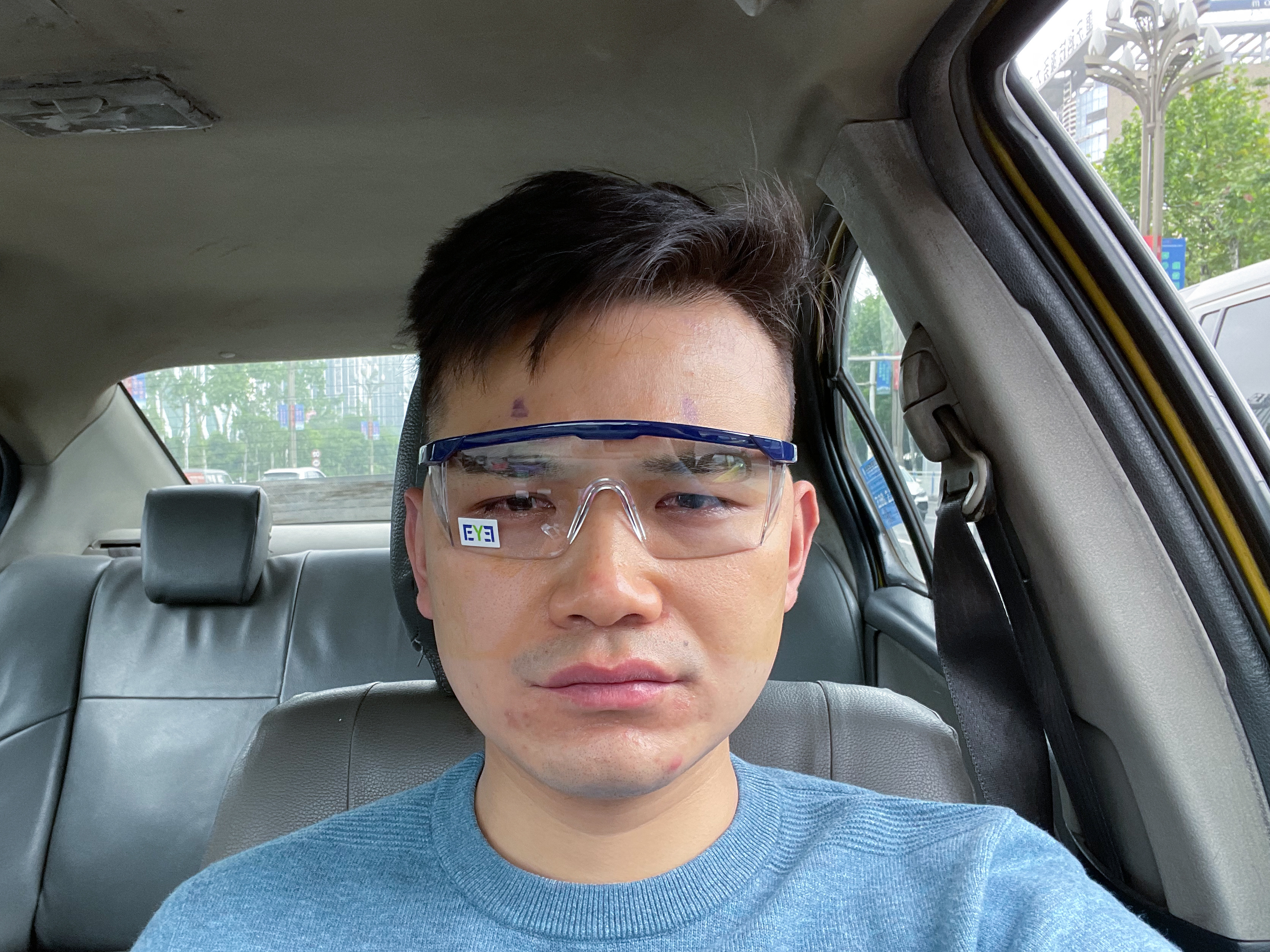 刚执行完手术，出租车上自拍