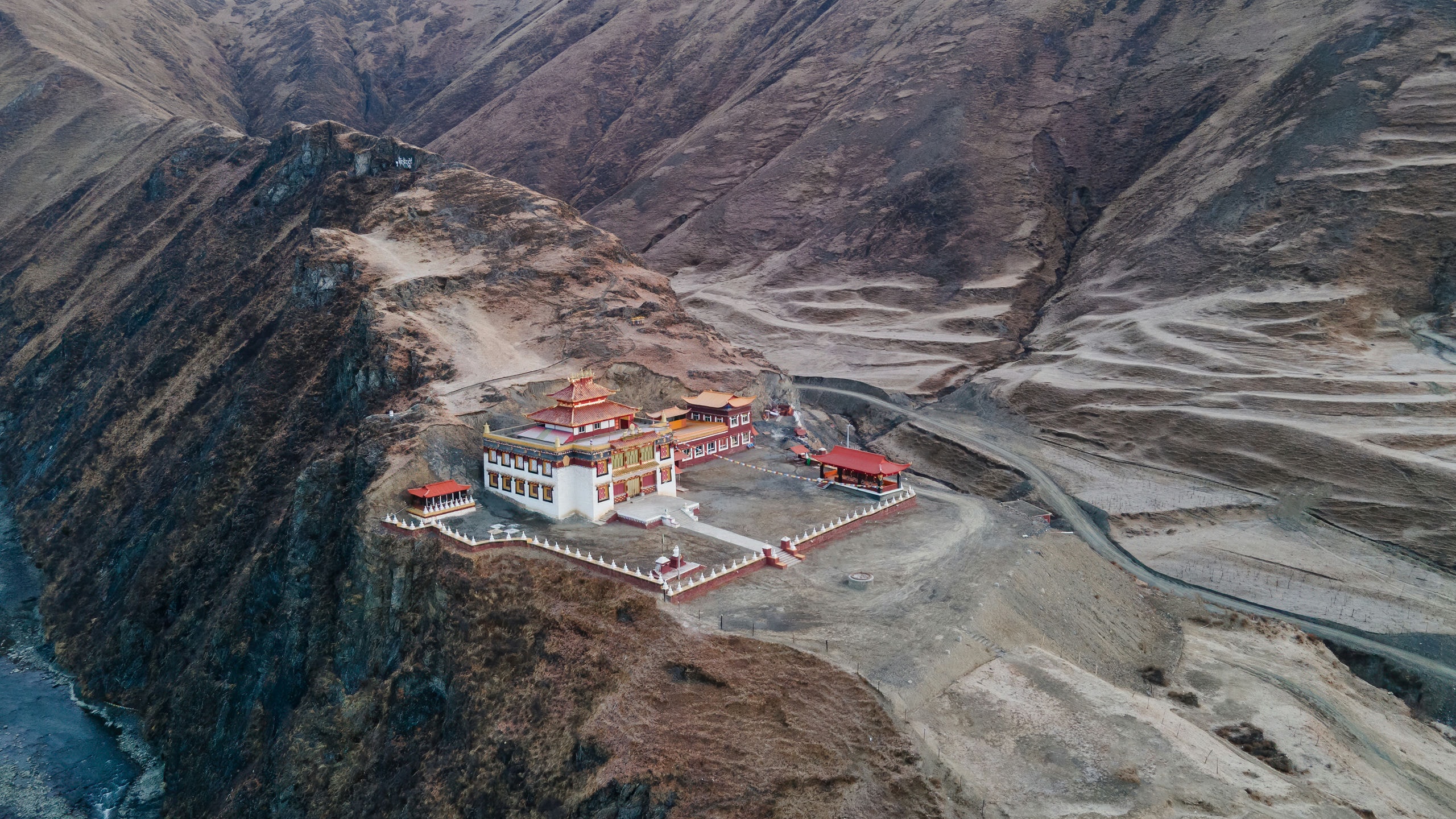 新都桥镇河流对面的寺庙,航拍
